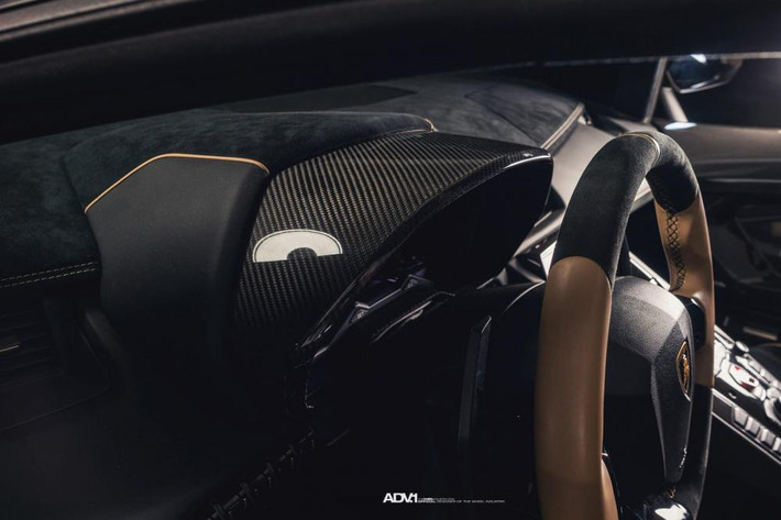 Không có nâng cấp nào về động cơ của chiếc Lamborghini Aventador SV Roadster này, tuy nhiên, khối động cơ V12 nguyên bản, hút khí tự nhiên, dung tích 6,5 lít, sản sinh công suất tối đa 750 mã lực và mô-men xoắn cực đại 690 Nm cũng đủ đáp ứng cho các chủ nhân mê tốc độ.