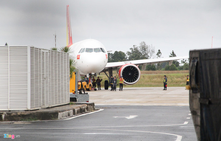 Máy bay VJ356 của hãng VietJet được kéo vào khu vực đỗ để chờ cơ quan chức năng kiểm tra, làm rõ nguyên nhân sự cố.