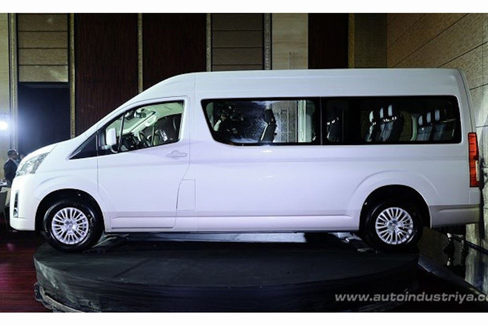 Toyota Hiace mới gồm 2 phiên bản bao gồm: Bình Thường/ Mui xe tiêu chuẩn (Normal/Standard Roof) và phiên bản kéo dài trục cơ sở với mui cao (Long/High Roof); kích thước cụ thể đã bao gồm so sánh với thế hệ cũ: Bản tiêu chuẩn (DxRxC) lần lượt: 5.265 mm (+570 mm), rộng 1.950 mm (+255 mm), cao 1.990 mm (+10 mm); với chiều dài cơ sở 3.210 mm (+640 mm).
