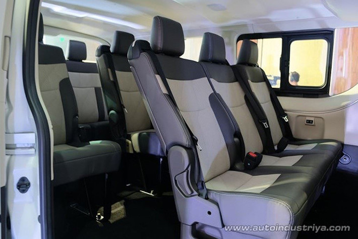 Toyota đã bố trí tổng cộng 29 tùy chọn sắp xếp chỗ ngồi và không gian tùy theo phiên bản và mục đích sử dụng (số ghế tối đa là 17). Tại thị trường Philippines, mẫu xe này được phân loại thành 3 cấu hình: Commuter Deluxe, GL Grandia, GL Grandia Tourer.