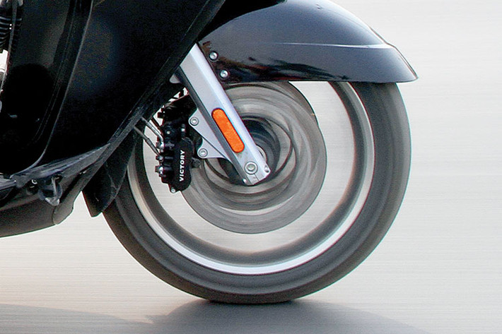 Vision Tour 2014 được trang bị vành trước 18 inch với lốp 130/70 và vành sau 16 inch với lốp 180/60. Cặp phuộc trước dạng telescopic và phuộc sau đơn.