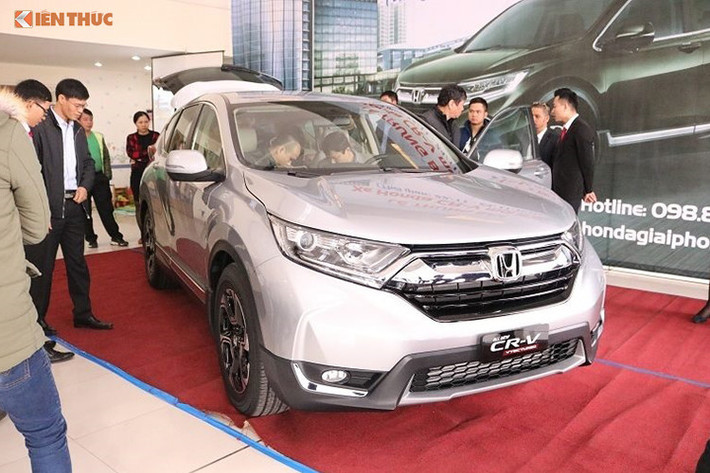Bên cạnh Jazz, mẫu xe SUV "hàng hot" vào năm 2018 là Honda CR-V hiện đang khá sẵn hàng, không những không bị ép bia kèm lạc mà còn được đại lý tặng phụ kiện. Đi cùng mức giá niêm yết 983 triệu đồng đến 1,093 tỷ đồng, khách mua Honda CR-V còn được một số đại lý khuyến mại thêm 15 - 20 triệu đồng tiền phụ kiện.