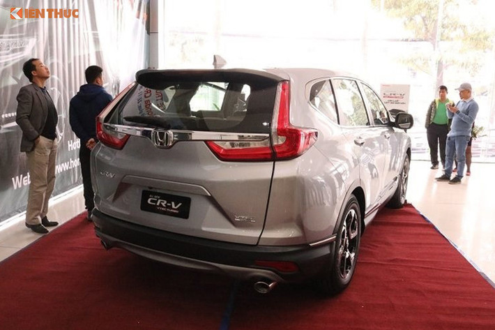 Như vậy, so với thời điểm trước Tết thì nguồn cung đầy đủ cùng liên tục chạy các chương trình khuyến mại đang là thuận lợi giúp CR-V hút khách tại thị trường Việt Nam. Theo tiết lộ của một nhân viên đại lý thì thời điểm giao xe cho khách của CR-V đã được rút ngắn xuống khoảng 1 tháng và phiên bản 1.5L đang bán chạy nhất trong các phiên bản của CR-V.