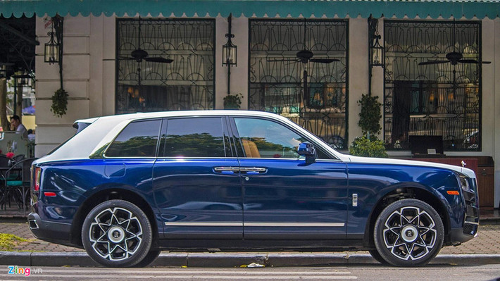 Đáng chú ý không kém là bộ vành hoàn toàn mới. Bộ vành vẫn gắn logo Rolls-Royce ở trục cốt bánh nên khả năng cao đây là bộ vành độ chính hãng.