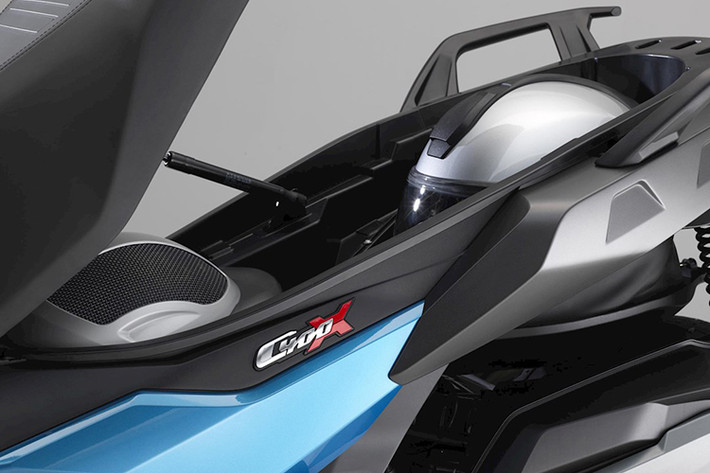 Nhờ có bộ Flexcase được BMW trang bị, mẫu xe C400X có dung tích chứa đồ khả lớn, không kém gì các đàn anh C650 GT hay C650 Sport. Bộ Flexcase này là một chiếc túi có thể kéo dài từ dưới gầm của xe ga, tăng thêm diện tích của cốp chính có thể để vừa một mũ bảo hiểm full-face.