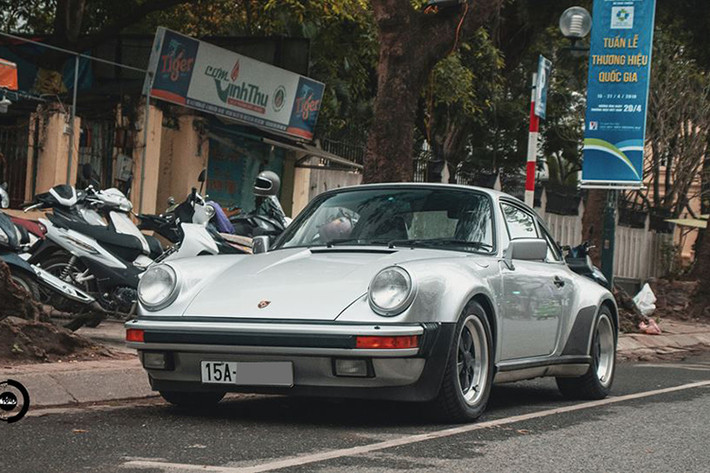 Số lượng dòng siêu xe Porsche 911 Turbo tại Việt Nam tính đến thời điểm hiện tại có 5 chiếc, trong đó, 4 chiếc đã thuộc phiên bản cao cấp nhất Porsche 911 Turbo S. Tuy nhiên, chiếc Porsche 930 Turbo đời 1987 này mới là độc đáo và "hiếm", ngay cả tiểu sử của nó cũng khá ấn tượng.