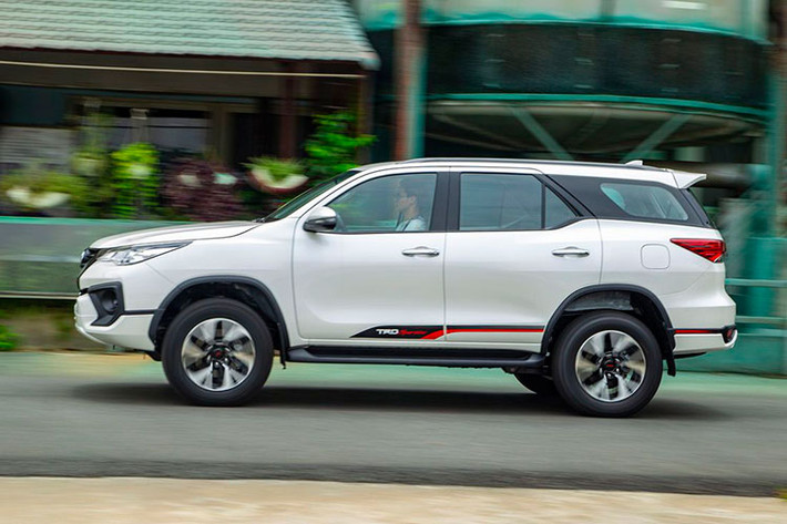 Trong phân khúc SUV 7 chỗ, Toyota Fortuner là sự lựa chọn số 1 của khách hàng Việt trong tháng 10/2019 khi có 1.392 chiếc bán ra. Tính chung từ đầu năm 2019, lượng xe Toyota Fortuner xuất xưởng đạt 10.109 chiếc, bỏ khá xa các đối thủ bám đuổi phía sau như Ford Everest, Hyundai Santa Fe... Toyota Fortuner có giá bán từ 1,033-1,354 tỷ đồng với cả phiên bản nhập khẩu nguyên chiếc và lắp ráp trong nước.