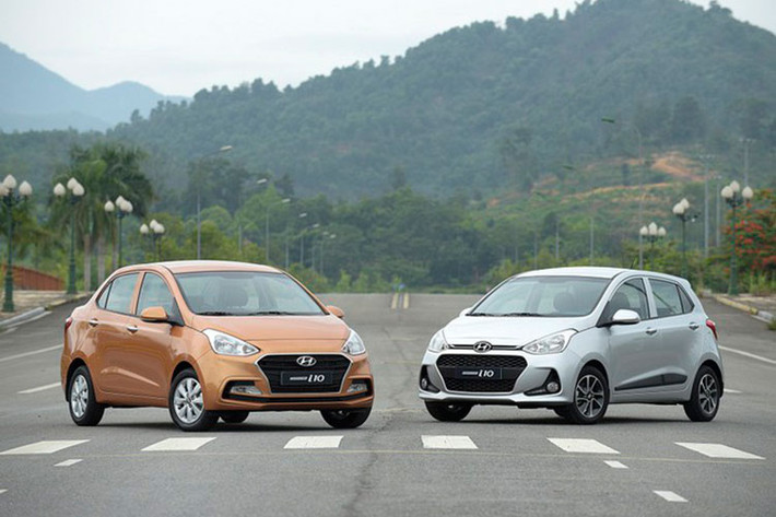 Hyundai Grand i10 bám sát "đàn anh" về doanh số trong tháng 10 vừa qua khi có 1.705 xe đến tay khách hàng. Tính chung từ đầu năm nay, mẫu xe hạng A này bán được 14.387 xe. Hyundai Grand i10 hiện được người dùng Việt lựa chọn nhiều nhất trong phân khúc hạng A với 2 tùy chọn dáng sedan và hatchback cùng mức giá dao động từ 315 - 415 triệu đồng.