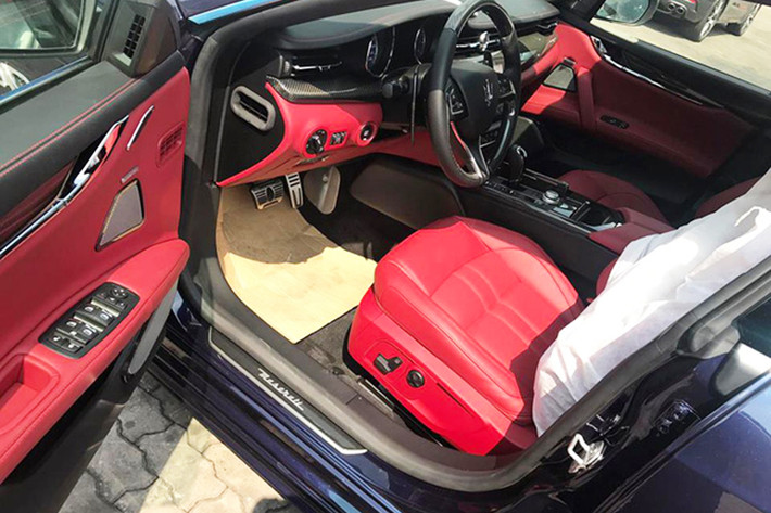 Mẫu xe mới về Việt Nam này còn được trang bị thêm nhiều tính năng và công nghệ mới nhằm phù hợp hơn với nhu cầu ngày càng khắt khe của khách hàng. Màn hình thông tin giải trí cảm ứng 8 inch được tích hợp thêm Apple CarPlay và Android Auto, nhằm giúp các chủ nhân có thể kết nối với điện thoại smartphone một cách nhanh chóng.