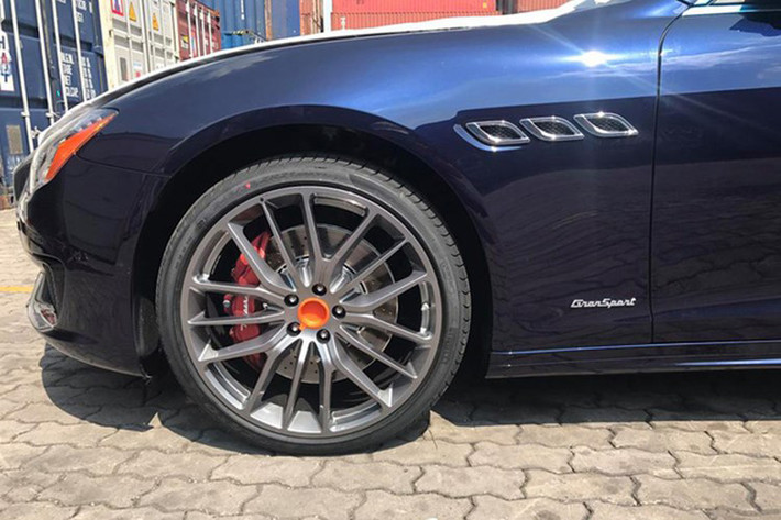 Thiết kế trên Maserati Quattroporte 2017 mới vẫn mang nét cá tính của của dòng xe hạng sang GranTurismo với lưới tản nhiệt "hàm cá mập", ở giữa là logo cây đinh ba. Tuy nhiên, thay cho 14 nan như trước, Quattroporte 2017 thu hẹp 2 nan mỗi bên và chỉ còn lại 10 nan cùng các hốc gió thân xe.