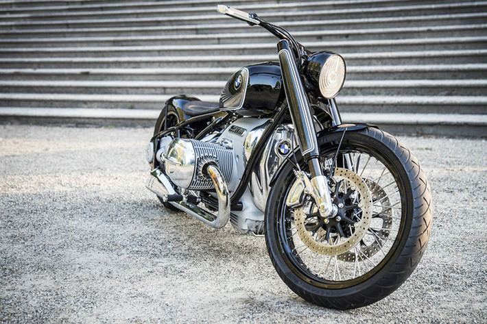 Về thiết kế, chiếc xe môtô BMW R18 mang đậm chất hoài cổ. Tuy nhiên nó cũng được thiết kế tối giản với các tấm vỏ bọc được lược bỏ tối đa để các bộ phận của xe được tỏa sáng, đó là phần khung giá đỡ sơn đen, bình nhiên liệu hình giọt nước và trục các-đăng “lộ thiên”.