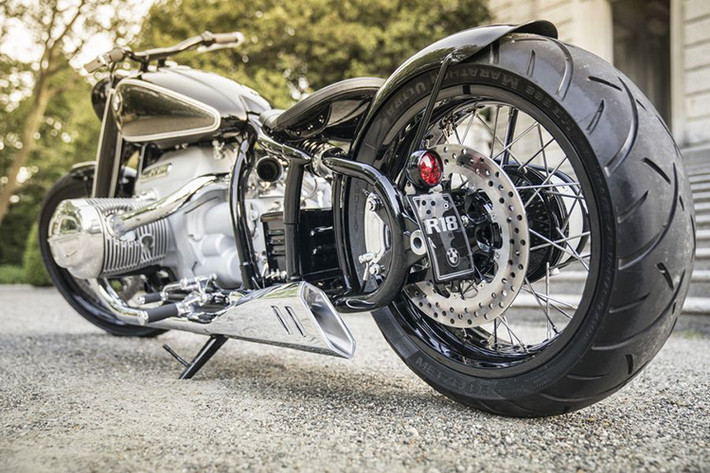 Tuy nhiên theo Motorrad cho hay, cỗ máy trên R18 mới có dung tích lớn hơn đáng kể và hệ thống làm mát (bằng khí/dầu) cũng hiện đại hơn.