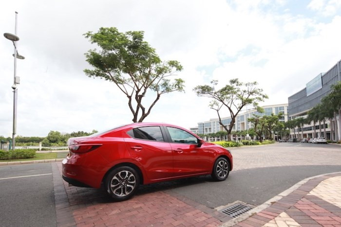 Xe được trang bị động cơ xăng SKYACTIV-G mới nhất của hãng, với công suất tối đa 109 mã lực và mô-men xoắn cực đại 141 Nm cùng hộp số tự động 6 cấp. Bên cạnh đó, Mazda 2 còn có hệ thống tự động tắt máy khi dừng xe (i-Stop) và chế độ thể thao cho hộp số.