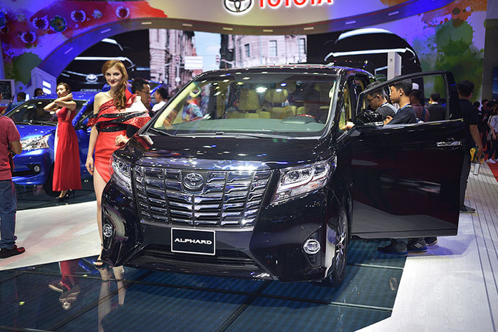 Mẫu xe Alphard được giới thiệu lần đầu tiên dưới dạng xe minivan tại Nhật Bản vào năm 2002. Cái tên Alphard bắt nguồn từ chữ “Alpha” trong tiếng Hy Lạp, gợi lên một hình ảnh của ngôi sao sáng nhất trong những chòm sao. Alphard được giới thiệu là một mẫu xe đa dụng (MPV) cỡ lớn hạng sang với ngoại thất hiện đại, nội thất tiện nghi, khả năng vận hành xuất sắc và độ an toàn cao.