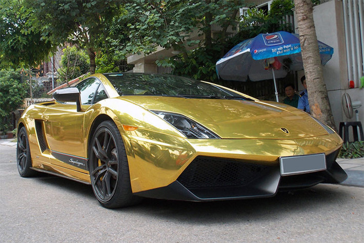 Hiện tại những chiếc siêu xe Lamborghini Gallardo đời cũ này không còn được nhiều địa gia ưa chuộng bởi đã lỗi mốt và "uống xăng" thuộc loại khủng nhất hiện nay. Mức giá xe cũ tại Việt Nam chỉ khoàng hơn 1 tỷ đến 4 tỷ đồng, tuỳ từng phiên bản cũng như độ mới cũ khác nhau.