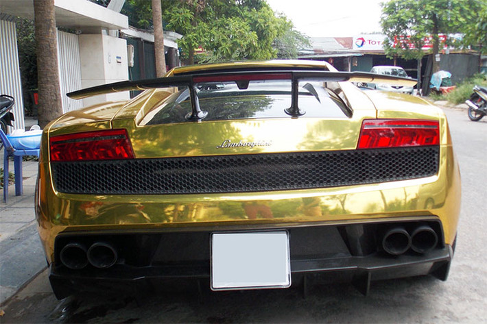 Gallardo LP570-4 Superleggera được hãng siêu xe Lamborghini giới thiệu vào tháng 3/2010, với nhiều thay đổi giúp trọng lượng xe nhẹ và động cơ mạnh mẽ hơn so với phiên bản LP560-4 trước đó. Nhiều chi tiết trên thân xe được làm từ sợi carbon, giúp trọng lượng xe còn 1.340 kg, nhẹ nhất trong dòng Gallardo.