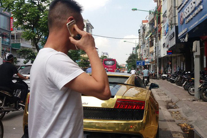Được biết, đây là chiếc siêu xe Lamborghini Gallardo LP570-4 Superleggera độc nhất vô nhị tại Hà Nội. Chiếc xe này đã được chủ nhân dán decal màu vàng bóng thay cho màu sơn trắng nguyên bản trước đây.