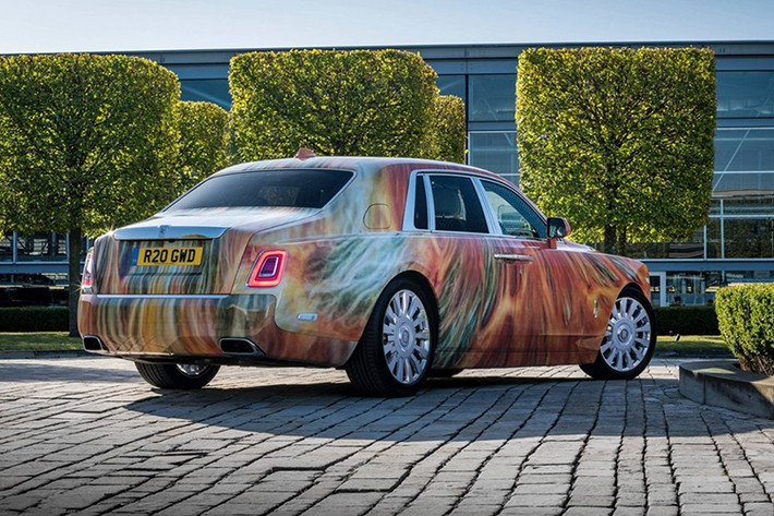 Quả thực như vậy, chiếc xe siêu sang Rolls-Royce Phantom thế hệ thứ 8 vừa được một khách hàng VIP của Rolls-Royce chi số tiền hơn 25 tỷ đồng để mua thuộc diện có một không hai trên thế giới. Điều thú vị là chiếc xe này không có gì nổi bật ở nội thất như vách ngăn riêng tư, mạ vàng hay màu sơn khoang lái được lấy từ lọ sơn móng tay yêu thích của một tiểu thư nào đó. Sự độc đáo đến từ bộ áo ở ngoại thất.