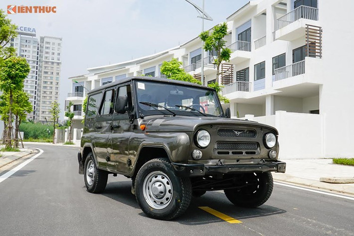 Bên cạnh đó, hộp số phụ sẵn sàng giúp cho người lái off-road với chế độ cài cầu 4H, 4L. Theo nhà sản xuất công bố, xe tiêu thụ nhiên liệu khoảng 9,5 lít/100km trong điều kiện đường hỗn hợp. Hiện tại, thương hiệu xe UAZ tại Việt Nam sẽ chính thức phân phối 2 bản máy dầu gồm Hunter mui mềm, Hunter Classic.