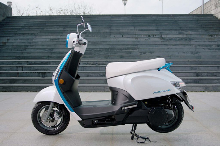 Mẫu xe ga Kymco iONEX được thiết kế theo phong cách cổ điển như đèn pha dạng tròn, đèn xi nhan trước đặt ở vị trí thấp hai bên ốp trước cùng đèn định vị Logo Kymco ở giữa. Phía sau là đèn hậu hơi thấp sử dụng công nghệ LED. Phanh trước dạng đĩa đơn và phanh sau tang trống.