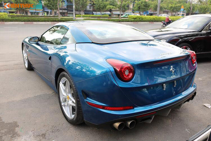 Động cơ V8, dung tích 3.9 lít của California T được trang bị thêm bộ tăng áp kép, cho công suất tối đa lên đến 552 mã lực tại vòng tua máy 7.500 vòng/phút và mô-men xoắn cực đại 755 Nm tại 4.750 vòng/phút kèm hộp số ly hợp kép 7 cấp độ giúp xe chỉ mất thời gian 3,6 giây để tăng tốc lên 100 km/h từ vị trí xuất phát trước khi đạt vận tốc tối đa 315 km/h.