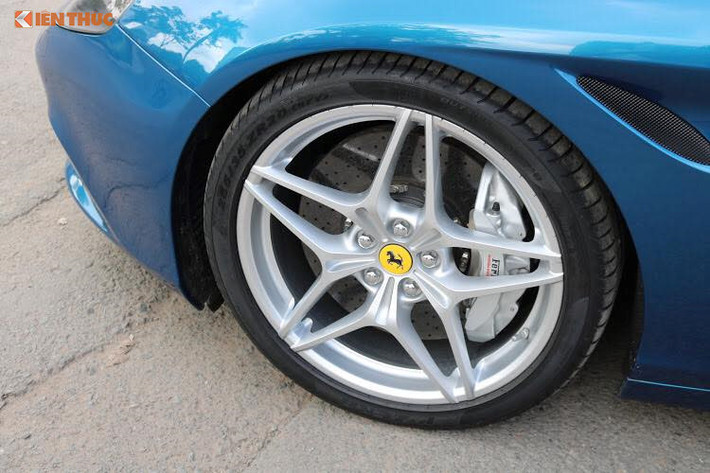 Chiếc Ferrari California T 2015 này với thiết kế lấy cảm hứng từ Ferrari F12 Berlinetta và FF. Các chi chỉ số thân xe với chiều dài 4.570 mm, rộng 1.910 mm và cao 1.322 mm. Bên cạnh đó là trọng lượng 1.625 kg với tỷ lệ phân bố trọng lượng trước sau 47/53. Xe sở hữu mâm 5 chấu kép.