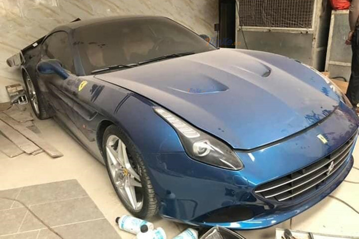 Tết Kỷ Hợi 2019 đã đến rất gần, tuy nhiên những hình ảnh về chiếc siêu xe Ferrari California T màu xanh nước biển tại Hải Phòng bất ngờ được chia sẻ lên mạng xã hội với ngoại thất bám đầy bụi do lâu ngày không được sử dụng đã khiến không ít cư dân mạng đau xót.