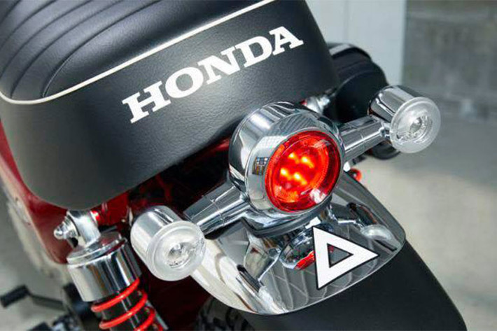 Thay vì có đủ cho 2 người như MSX125, Monkey 125 sẽ chỉ có duy nhất 1 chỗ ngồi cho người lái. Ở phía sau, cụm đèn hậu của xe có hình dáng cổ điển, nhưng cũng đã được "hiện đại hóa" khi sử dụng công nghệ LED.