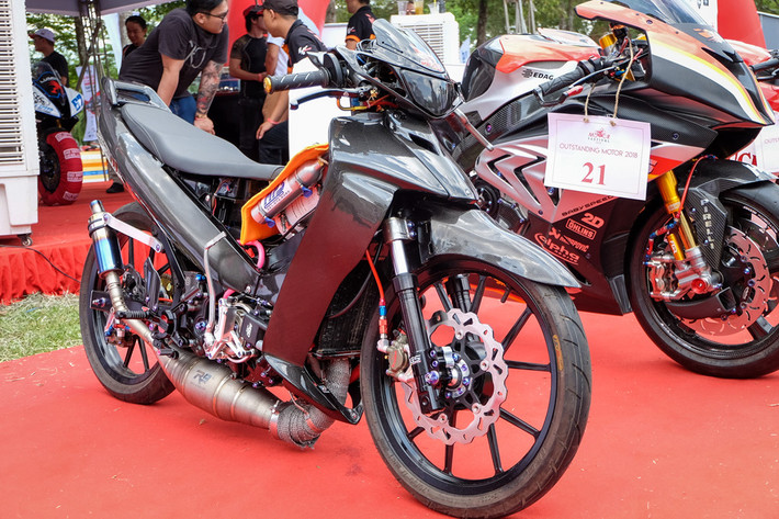 Mẫu xe máy Yamaha Z125 hay còn gọi là "Ya cá mập" rất được giới trẻ Việt ưa chuộng vào những năm 2002. Bẵng đi một thời gian trên thị trường, dòng xe này du nhập trở lại Việt Nam với tên gọi 125ZR vào cuối 2015 với giá bán dao động xung quanh 200 triệu đồng. Dù đắt ngang với môtô, nhưng Yamaha 125ZR vẫn được giới biker đam mê dòng xe 2 thì sẵn sàng rút hầu bao.
