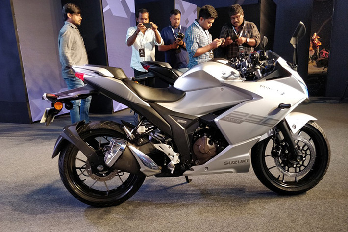 Mẫu sportbike Suzuki Gixxer SF250 được trang bị động cơ hoàn toàn mới với thiết lập xylanh đơn, dung tích 249cc, làm mát SOHC, 4 van, làm mát bằng dầu, đi kèm là hộp số côn tay 6 cấp và hệ thống phun xăng điện tử, sản sinh công suất tối đa 26,1 mã lực tại tua máy 9.000 vòng/phút và mômen xoắn cực đại 22,6 Nm tại tua máy 7.500 vòng/phút.