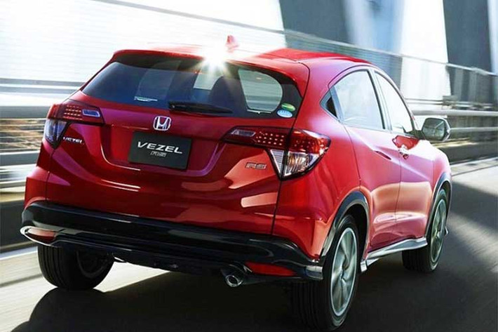 Đầu xe nổi bật với cụm đèn Led thông minh công nghệ DRLs. Hệ thống tản nhiệt được thiết kế chỉ với một thanh ngang cõ lớn, đem lại vẻ khỏe khoắn và cá tính. Logo mạ chrome được gắn chính giữa tạo điểm nhấn cho phần đầu xe. Cụm đèn sương mù được đặt thấp, pad biển số nâng cao.