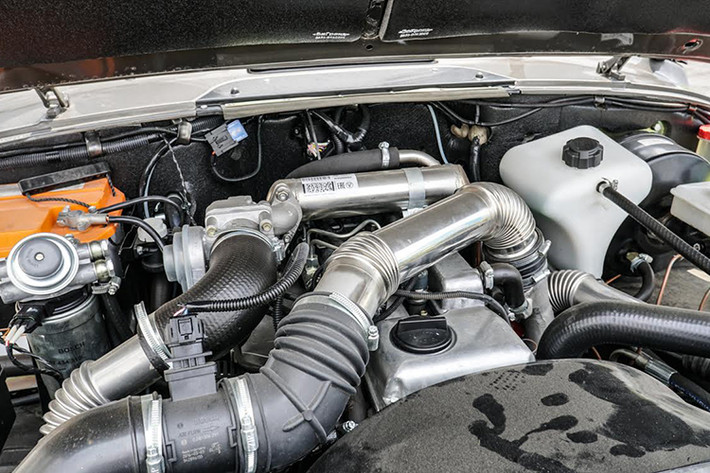Phiên bản Hunter sử dụng động cơ diesel tại Việt Nam được hãng xe hãng UAZ cung cấp là 2.2 lít, sử dụng công nghệ vòi phun Common Rail giảm độ ồn và nhiều phụ tùng của hãng Bosch, công suất 114 mã lực, có thể đạt tốc độ tối đa 130 km/h. Kết hợp với động cơ này là hộp số sàn 5 tốc độ giúp UAZ Hunter vận hành linh hoạt trên đường.