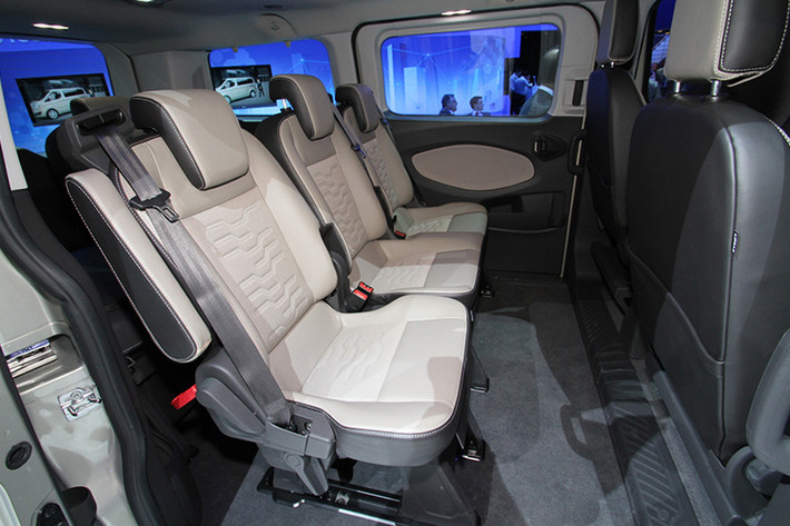 Thông số kỹ thuật và các trang bị của Ford Tourneo tại Việt Nam còn là một ẩn số. Ngay cả các tư vấn bán hàng tuy mở cọc nhưng cũng không đưa thông tin gì thêm cho khách hàng. Ở thị trường nước ngoài, Ford Tourneo có 2 tùy chọn động cơ bao gồm loại máy dầu EcoBlue dung tích 1.5L hoặc máy xăng EcoBoost, dung tích 1.0L, cả 2 đều đi với hộp số tự động 6 cấp.