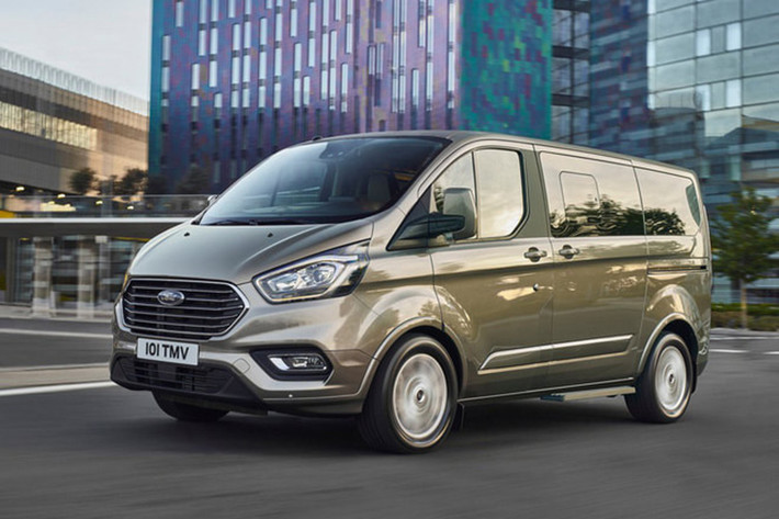 Nếu mức giá dự kiến là chính xác thì Ford Tourneo sẽ có lợi thế về giá trước Kia Sedona và khả năng sẽ được các gia đình nhắm đến. Đối với các khách hàng như thương nhân hoặc công ty, Kia Sedona sẽ nhỉnh hơn do sở hữu ngoại hình bắt mắt hơn cùng nội thất có phần sang trọng hơn.