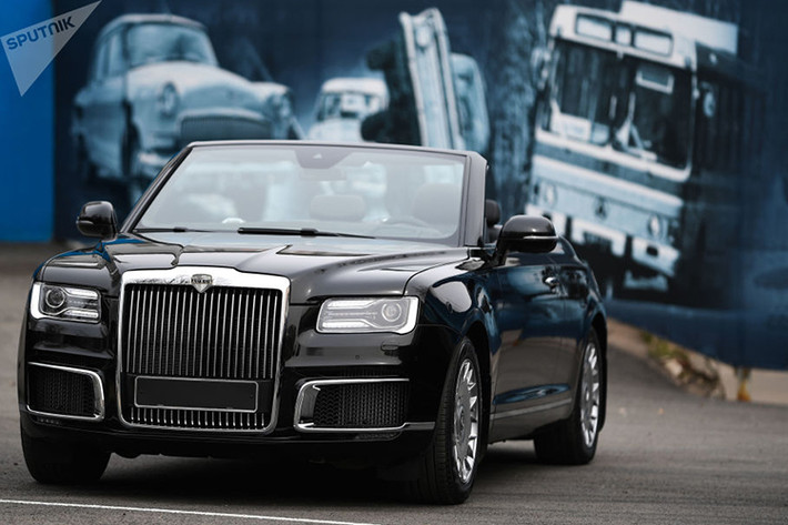 Lần đầu tiên xuất hiện tại Quảng trường đỏ vào hồi tháng 4 vừa qua, "Rolls-Royce của Nga" chính là phiên bản mui trần của Aurus Senat Sedan. So với phiên bản sedan, Aurus Senat Convertible sở hữu một số nét khác biệt, cụ thể đuôi xe đã được thay đổi với nắp cốp sau phẳng và khoang hành lý cỡ lớn để chứa phần mui mềm có thể tháo rời ra.