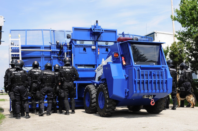 Riot được công bố lần đầu tiên vào năm 2010, nhưng vẫn tiếp tục được nâng cấp nhằm tới mục tiêu tiếp thị tới những khách hàng tiềm năng nhất. Công ty sản xuất ra nó tự hào đây là cỗ máy kiểm soát bạo lực và công cụ chống khủng bố hiệu quả nhất hiện nay.