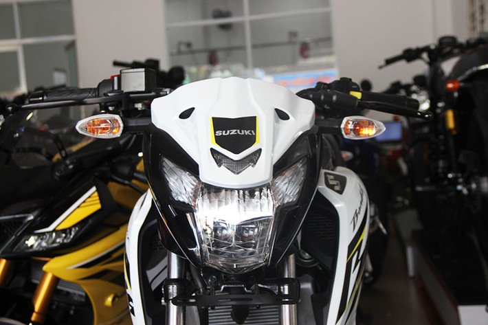 Được định vị thấp hơn đàn anh Suzuki GSX-S150 đang được phan phối chính hãng tại thị trường xe máy Việt Nam, mẫu GSX150 Bandit sở hữu thiết kế naked bike với thân xe gọn gàng, tay lái cao, yên xe liền mảnh, giúp người điều khiển có tư thế ngồi thoải mái.