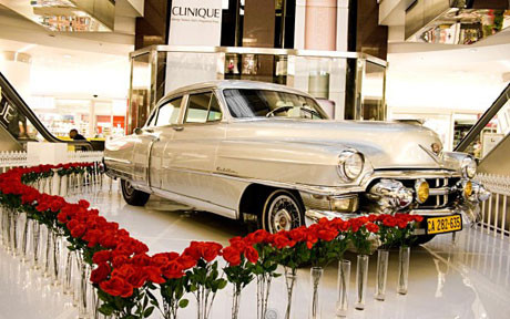 Xe cổ và hoa hồng của ngày Valentine chắc chắn sẽ là món quà cực kỳ độc đáo cho những cô nàng hoặc anh chàng đam mê sưu tập xe.