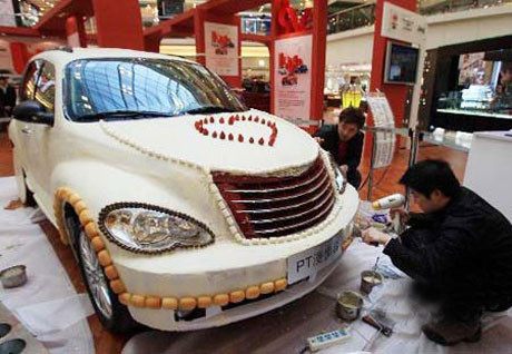 Một chiếc xe được trang trí bằng bánh ngọt, sô cô la, kem cùng những vật liệu ngọt ngào để chuẩn bị cho lễ tình nhân.