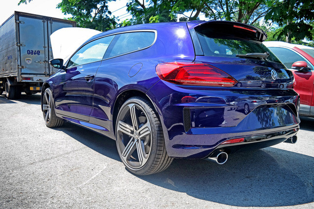 Scirocco là mẫu xe hatchback 3 cửa với kiểu dáng coupe thể thao, được tập đoàn Volkswagen sản xuất từ năm 2008 tới nay. Trên thực tế, phiên bản đầu tiên của mẫu xe này đã được sản xuất từ năm 1974 tới 1981 và thế hệ 2 từ 1981 tới 1992. Trên phiên bản mới nhất vừa về Việt Nam sở hữu mâm xe 5 chấu hợp kim với kích thước 19 inch.