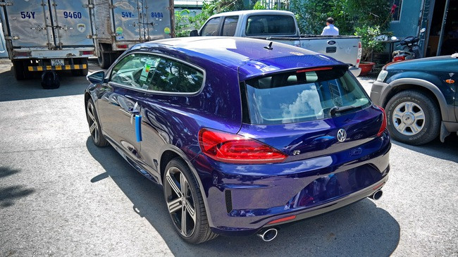 Volkswagen Scirocco R 2017 có thể đạt được vận tốc 100km/h trong 6 giây, tốc độ cực đại được giới hạn điện tử ở mức 250 km/h. Mặc dù chưa công bố mức giá cụ thể cho phiên bản mới này nhưng chắc chắn nó không có giá dưới 1 tỷ đồng. Mức giá của Volkswagen Scirocco bản cũ hiện khoảng hơn 1,4 tỷ đồng tại thị trường Việt Nam.
