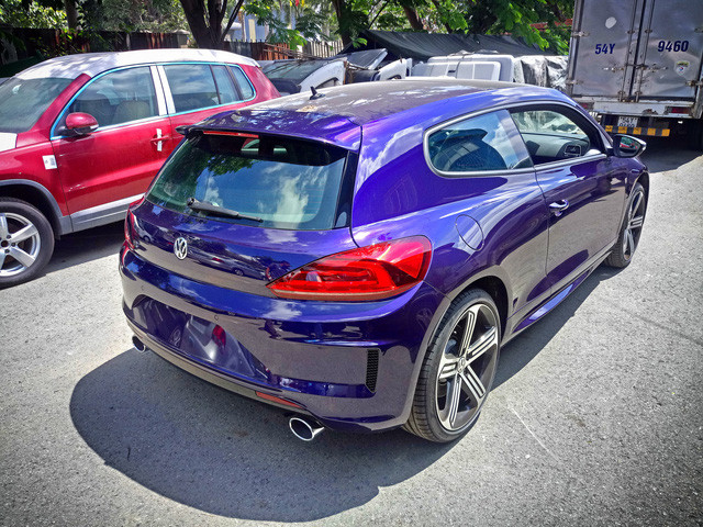 So với các mẫu hatchback 3 cửa trên thị trường, Scirocco sở hữu thiết kế thanh thoát và hấp dẫn hơn nhiều do có kiểu dáng lấy cảm ứng từ coupe. Không chỉ đẹp mắt, chiếc xe còn có độ an toàn cao khi nhận được đánh giá 5 sao từ tổ chức Euro NCAP khi thử nghiệm va chạm.