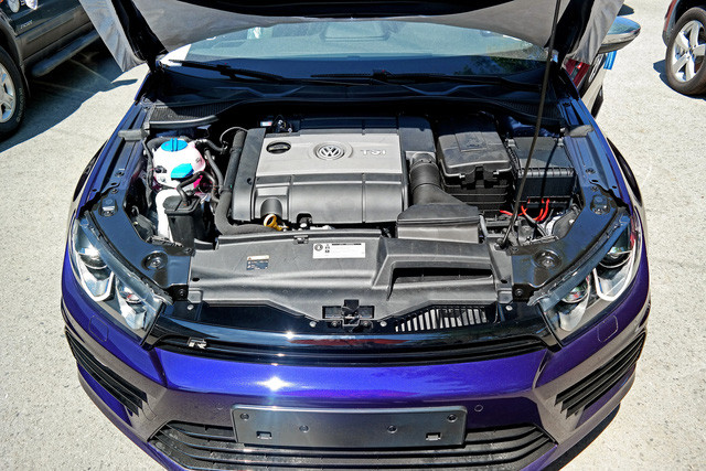 Scirocco R 2017 có sự nâng cấp hơn ở hộp số và động cơ. Xe sử dụng động cơ EA888 2.0-litre tăng áp TSI tương tự với Golf R, 16 valve 4 xylanh, sản sinh công suất cực đại 253 mã lực và momen xoắn cực đại 330 Nm. Đi cùng với đó là hộp số tự động 6 cấp DSG, ly hợp kép ướt, giúp truyền công suất động cơ tới bánh trước.
