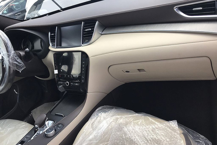 Xe được trang bị hệ thống giải trí InTouch, bao gồm một màn hình 8 inch phía trên và một màn hình 7 inch phía dưới, với chức năng điều chỉnh các chế độ điều hòa và giải trí. Khoang hành lý với thể tích lên tới 1.823 lít khi hàng ghế sau được gập lại.
