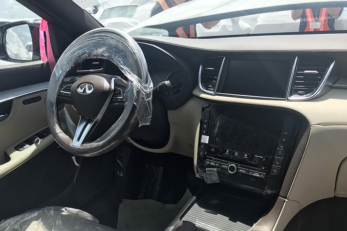Nếu như trước đây, Infiniti luôn bảo thủ trong thiết kế nội thất, thì QX50 hiện diện cho sự đổi mới. Những đường cắt thẳng đã được sử dụng và kết hợp linh hoạt với những đường cong. Cùng với đó là cách sử dụng những mảng da với màu sắc tương phản nhìn cao cấp hơn. Không gian nội thất đã trở nên tính tế và bớt đơn điệu hơn rất nhiều so với trước.