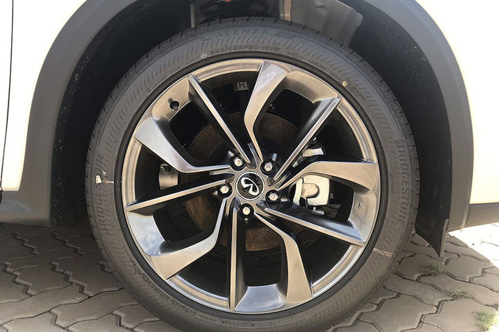 Phong cách thiết kế năng động của xe còn được thể hiện ở các tiểu tiết n hư nắp ca-pô hình vỏ sò, những đường nét nổi đậm, chụp ống xả kép crome hay tùy chọn mâm 19 đến 20 inch. Chiếc Infiniti QX50 tại Việt Nam sở hữu thiết kế mâm 20 inch 5 chấu kép cách điệu ấn tượng.