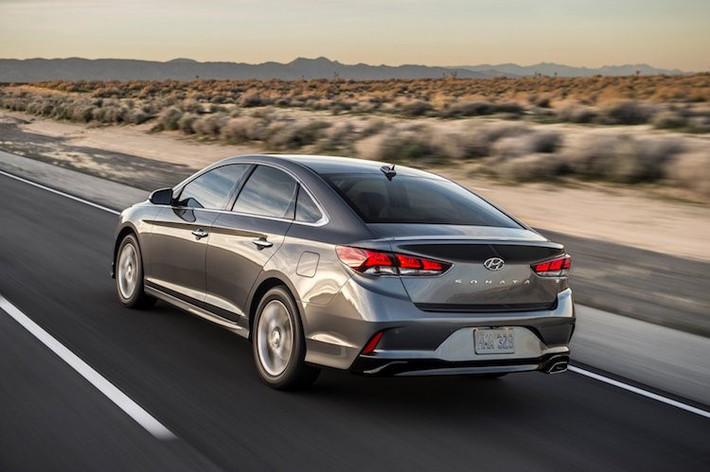 Cao cấp nhất trong dòng xe Hyundai Sonata 2018 tại thị trường Mỹ là bản Limited 2.0T+ với giá 31.900 USD, giảm 550 USD so với trước nhưng lại có thêm những trang bị trị giá 850 USD. Bản này sử dụng động cơ xăng 4 xi-lanh, tăng áp, dung tích 2.0 lít. Trong khi đó, các bản còn lại đều được trang bị động cơ xăng 4 xi-lanh, dung tích 2,4 lít.