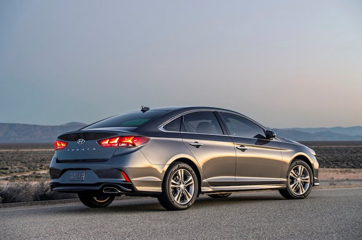 Đầu tiên, hãng xe ôtô Hyundai bổ sung dấu "+" vào bản SEL rẻ nhất của dòng Sonata 2018. Tại thị trường Mỹ, Hyundai Sonata SEL+ 2018 có giá khởi điểm từ 23.700 USD (khoảng 540 triệu đồng), khách hàng có thể sở hữu Sonata SEL+ 2018 với lưới tản nhiệt và đầu xe thể thao, khay sạc điện thoại không dây, vô lăng sưởi ấm và điều hòa tự động 2 vùng.