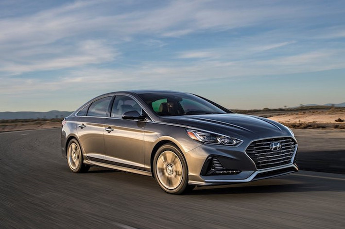 Hiện dòng xe Hyundai Sonata đang bị dừng phân phối tại thị trường Việt Nam. Trước đó, vào tháng 1/2018, công ty Hyundai Thành Công đã ngừng nhập khẩu những mẫu xe như Sonata, Creta và Accent cũ vào Việt Nam để tập trung cho ôtô lắp ráp trong nước.