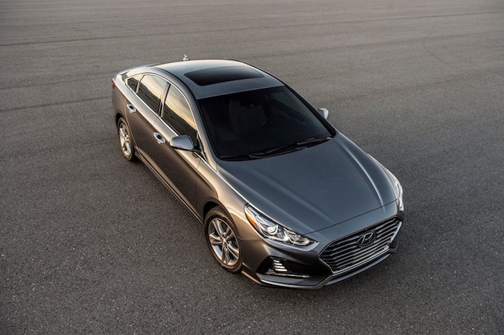 Tương tự bản SEL, bản Sport của Hyundai Sonata 2018 cũng được bổ sung dấu "+" phía sau. Giá xe Hyundai Sonata Sport+ 2018 tại thị trường Mỹ là 24.800 USD hoặc 25.400 USD nếu có thêm gói Tech Package.